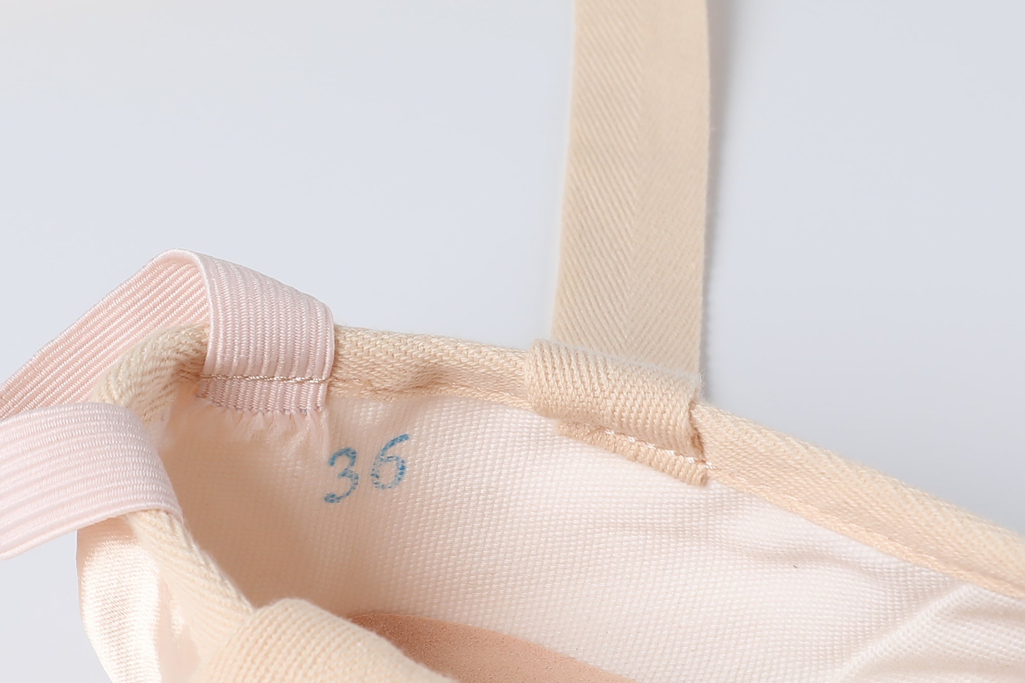 Broad-toe Soft Pointe Shoes