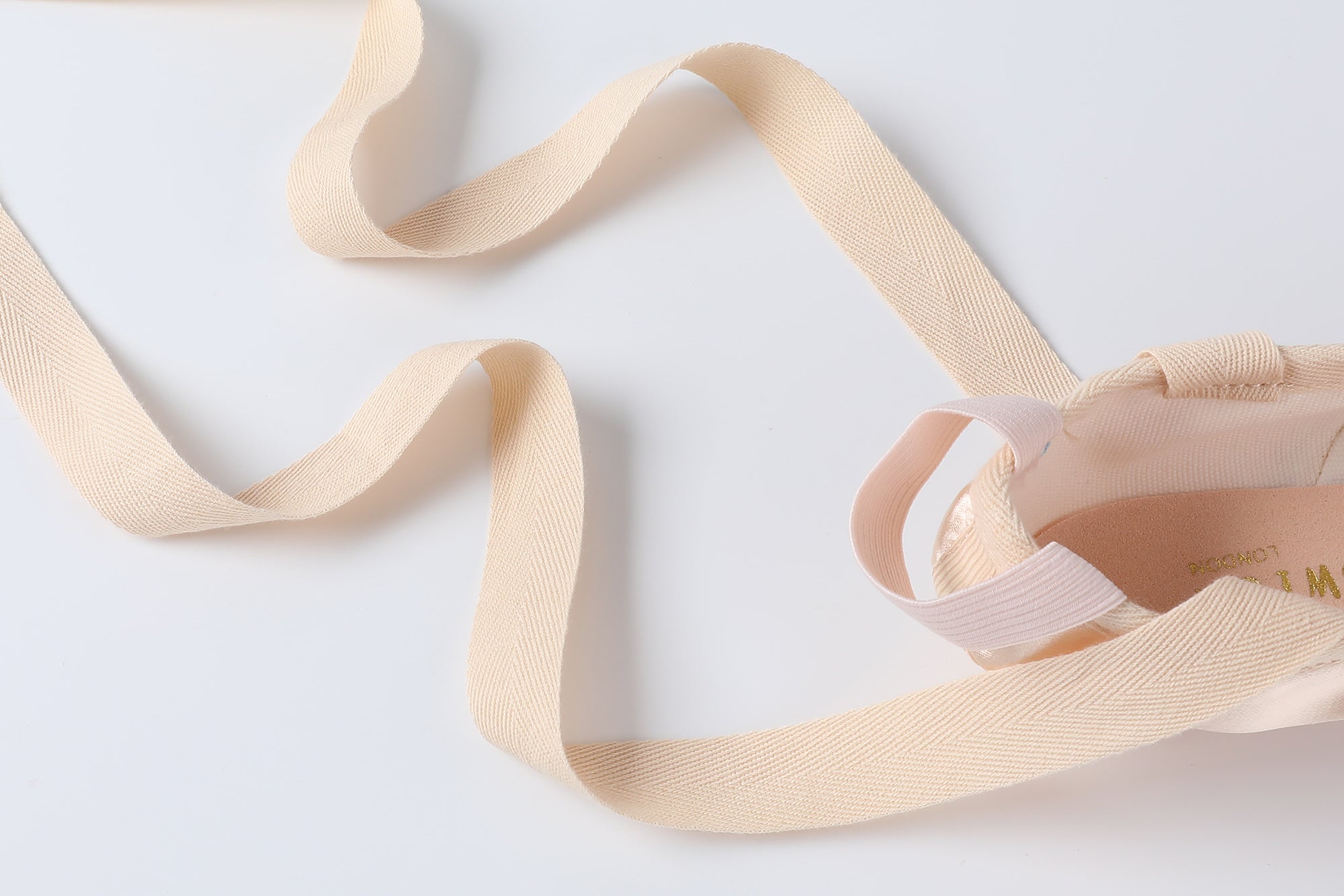 Broad-toe Soft Pointe Shoes