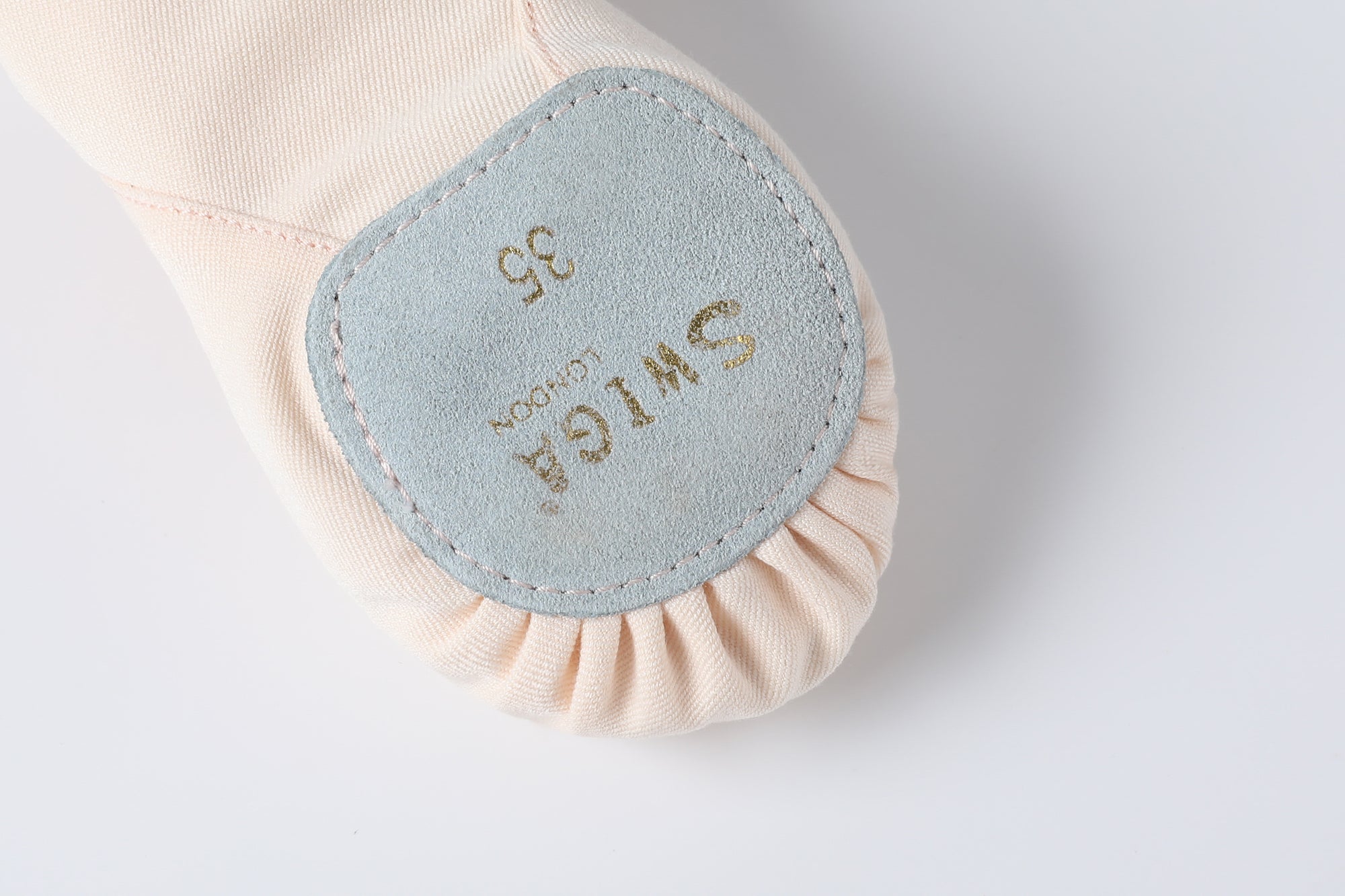 Unilateral dance shoes